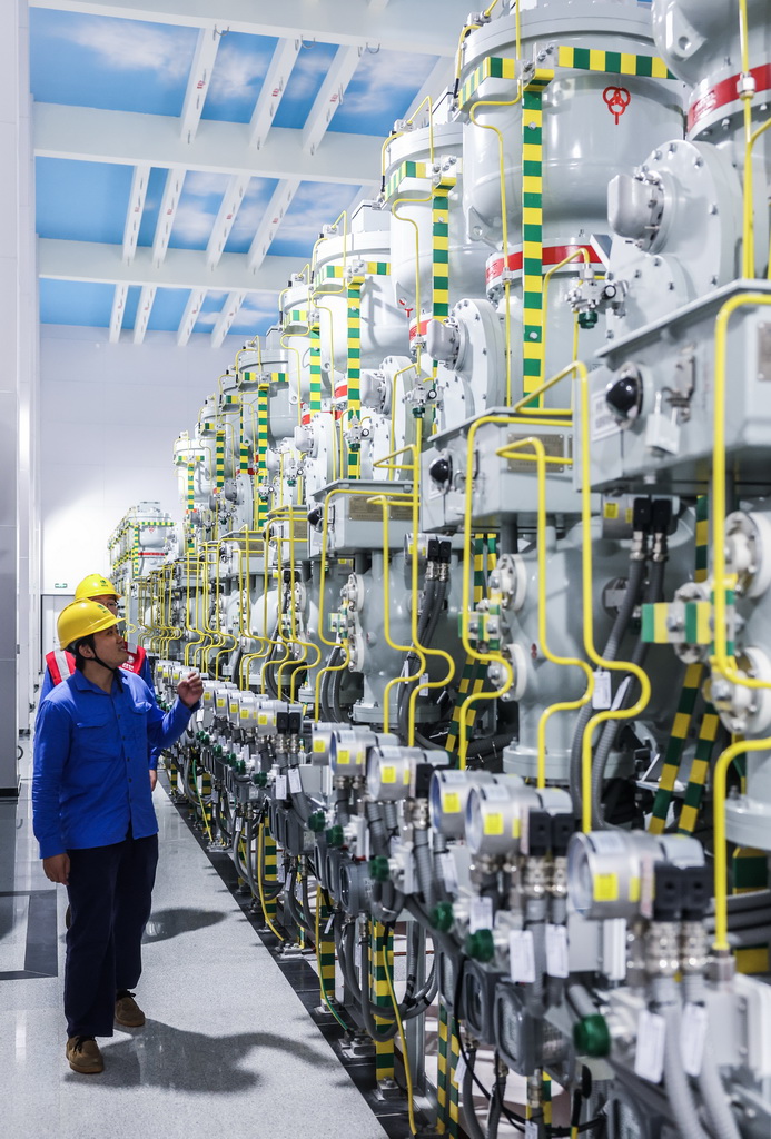 6月24日，在舟山望海（金塘）220千伏輸變電工程的變電站GIS室內，工作人員進行投運前的巡檢。