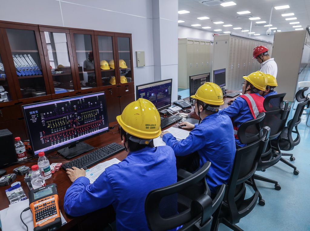 6月24日，工作人員在舟山望海（金塘）220千伏輸變電工程變電站主控室內查看設備運行情況。