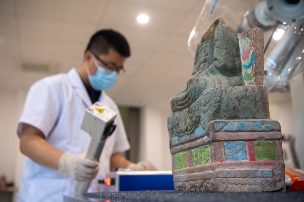 6月24日，在大足石刻文物醫院，工作人員對石質文物進行修復并采集數字化信息。