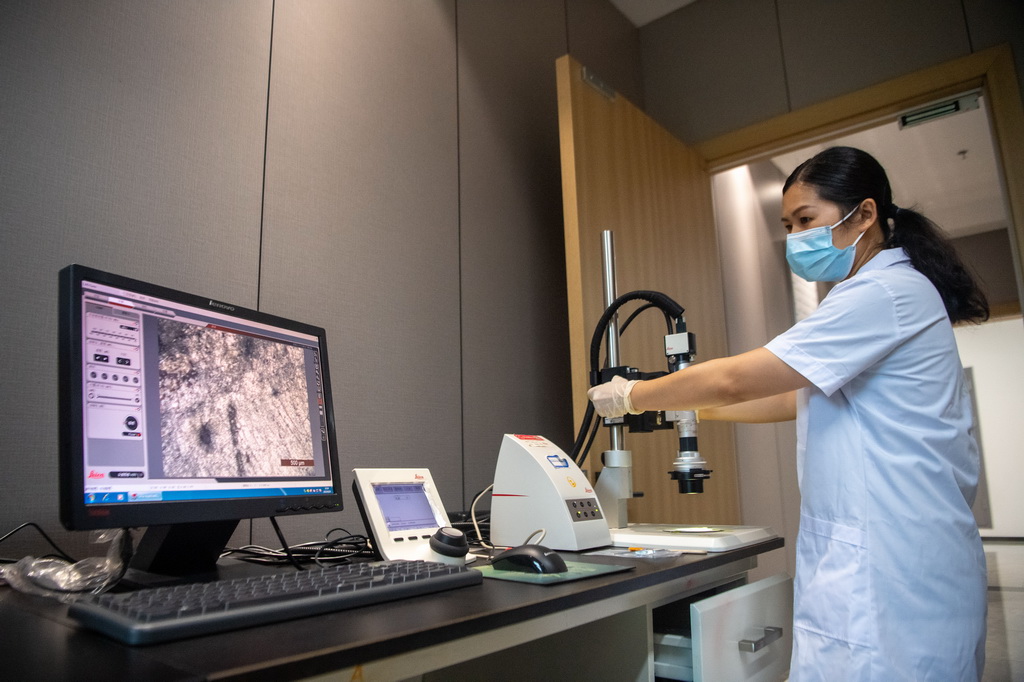 6月24日，在大足石刻文物醫院，工作人員采集石質文物的數字化信息。