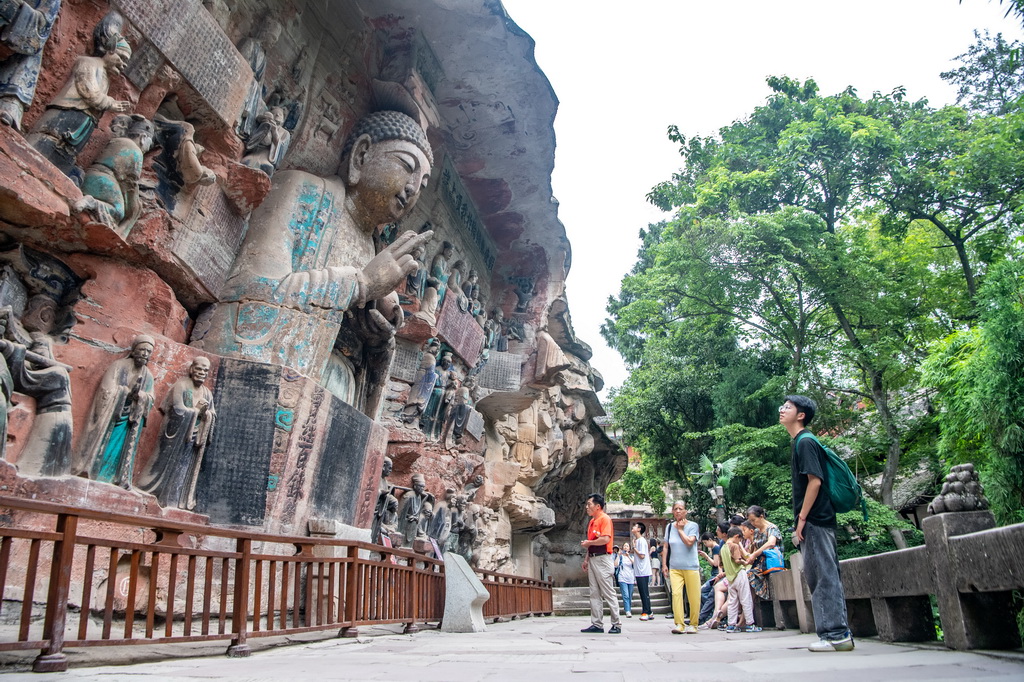 6月24日，游客在大足石刻景區參觀。