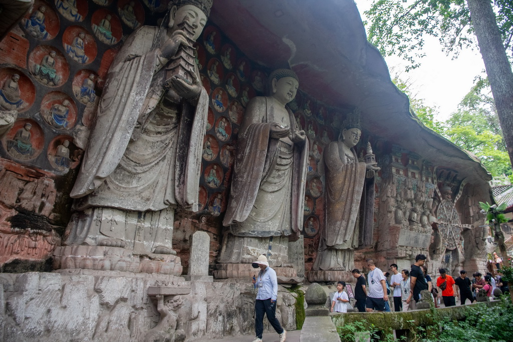6月24日，游客在大足石刻景區參觀。