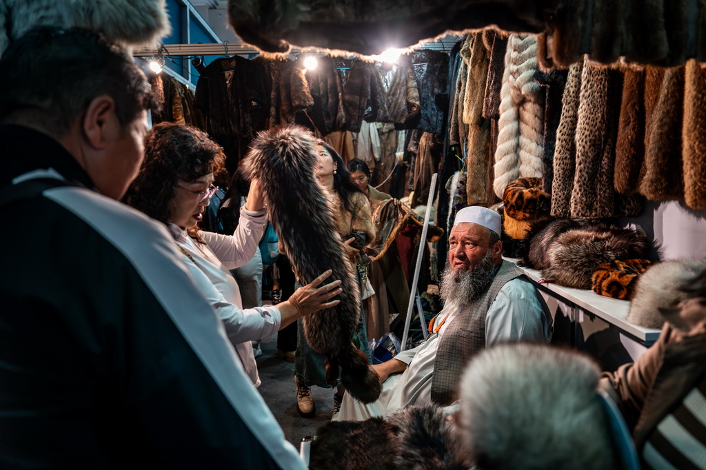 6月24日，觀眾在第9屆中國—南亞博覽會阿富汗展區選購特色商品。新華社記者 胡超 攝