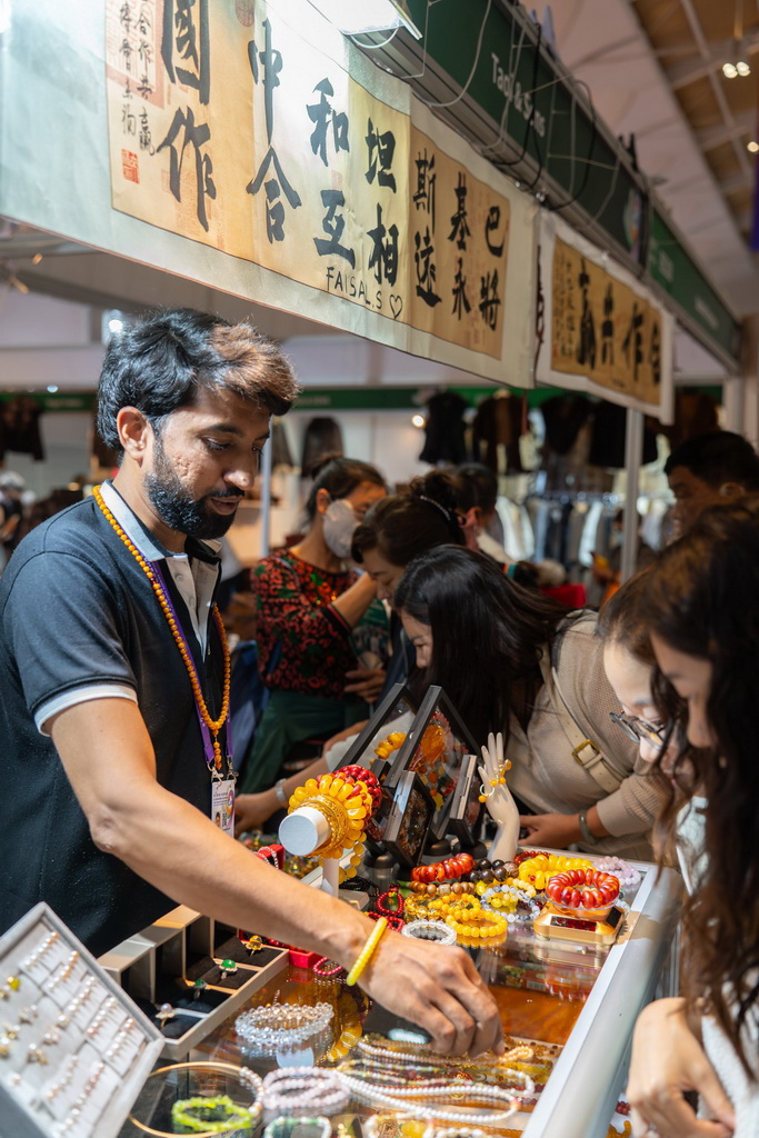 6月24日，參展商在第9屆中國—南亞博覽會上售賣飾品。新華社記者 高詠薇 攝