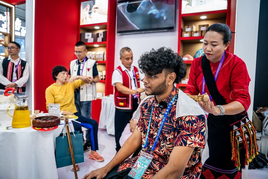 斯里蘭卡展商夏馬修在第9屆中國—南亞博覽會上體驗中醫診療（6月23日攝）。新華社記者 胡超 攝