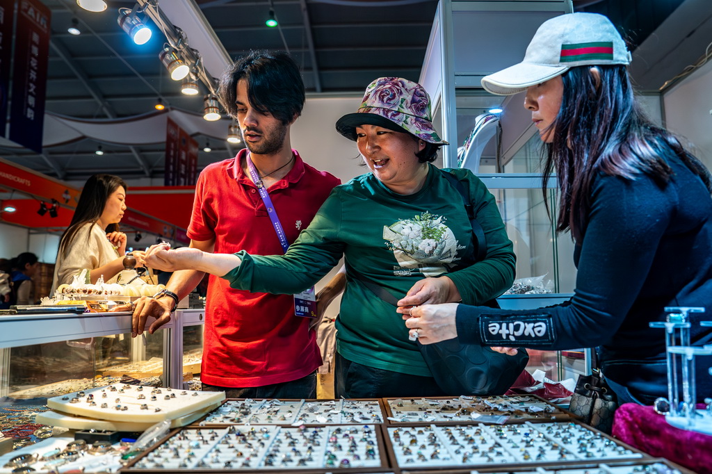 6月24日，游客在第9屆中國—南亞博覽會印度展區選購特色商品。新華社記者 胡超 攝