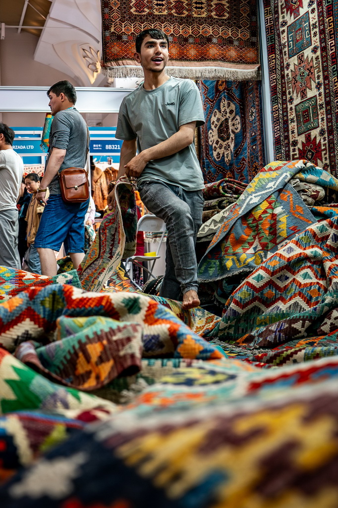 6月24日，參展商在第9屆中國—南亞博覽會阿富汗展區推介特色商品。新華社記者 胡超 攝