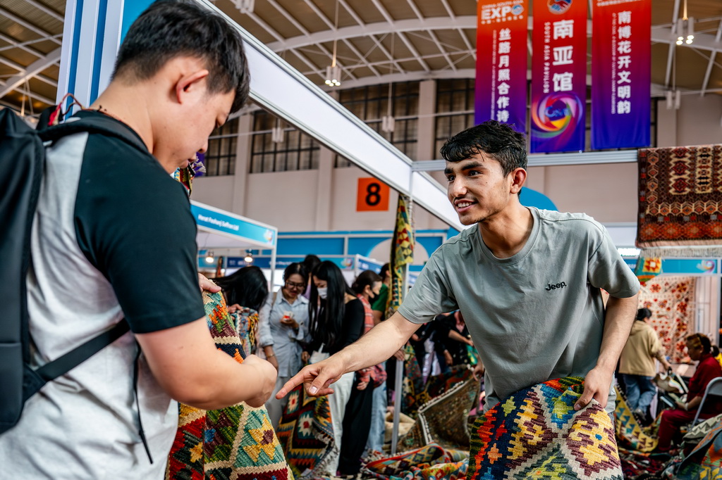 6月24日，第9屆中國—南亞博覽會阿富汗展區展商在推介特色商品。新華社記者 胡超 攝