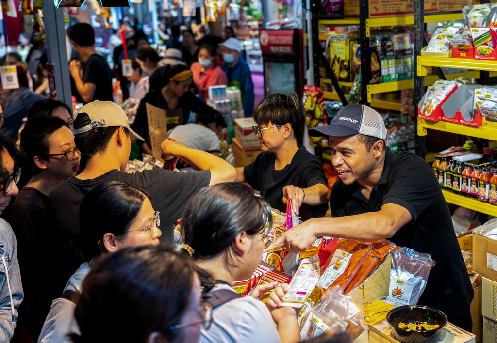 6月24日，參展商在第9屆中國—南亞博覽會上推介泰國調味品。新華社記者 高詠薇 攝