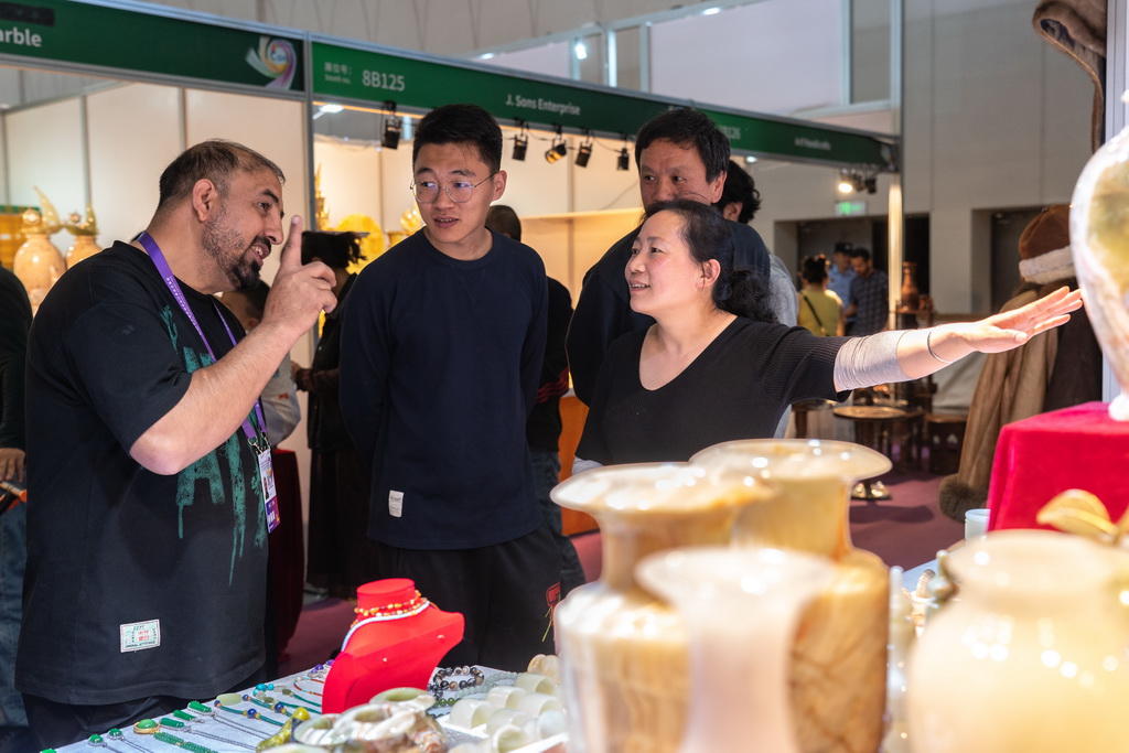 6月24日，游客在第9屆中國—南亞博覽會上咨詢。新華社記者 高詠薇 攝