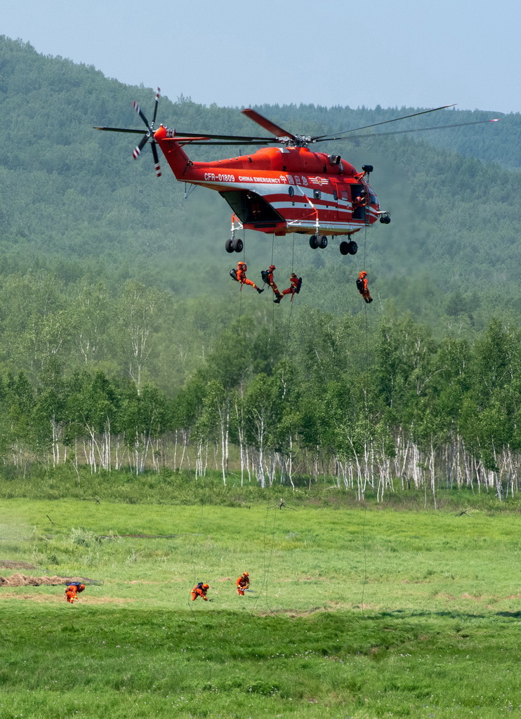 6月24日，在黑龍江省大興安嶺地區的演習現場，一架直升機運用一機四繩快速滑降新戰法投送滅火隊員。