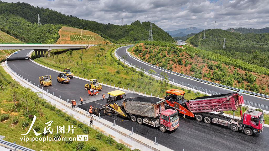 江西大余：建設高速公路 助力振興發展