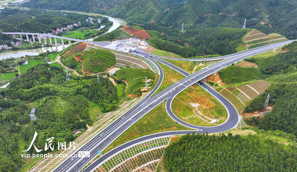 江西大余:建設高速公路 助力振興發展【6】