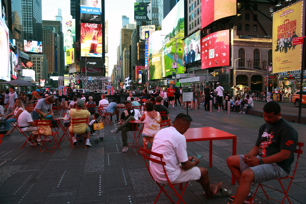 6月24日，人們在美國紐約時報廣場休閑。