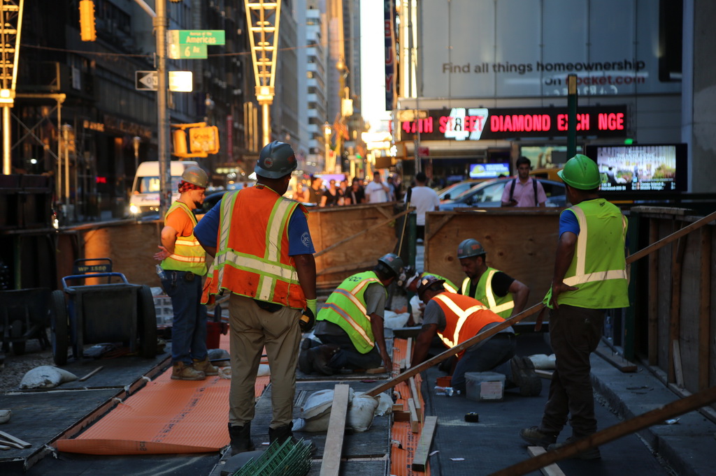 6月24日，建筑工人在美國紐約曼哈頓街頭工作。