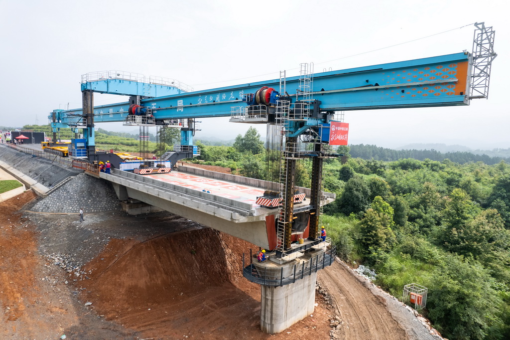 6月25日拍攝的邵永高鐵柘刺坪特大橋架梁施工現場（無人機照片）。