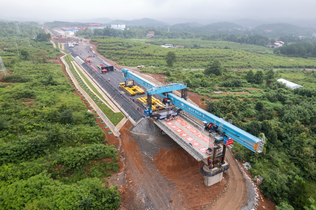 6月25日拍攝的邵永高鐵柘刺坪特大橋架梁施工現場（無人機照片）。