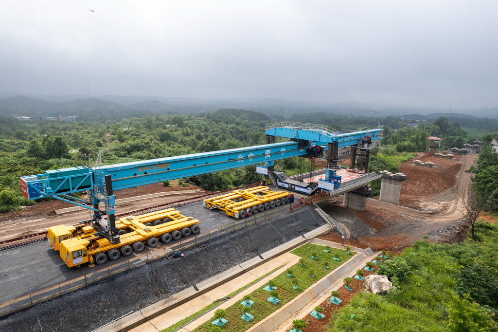 6月25日拍攝的邵永高鐵柘刺坪特大橋架梁施工現場（無人機照片）。
