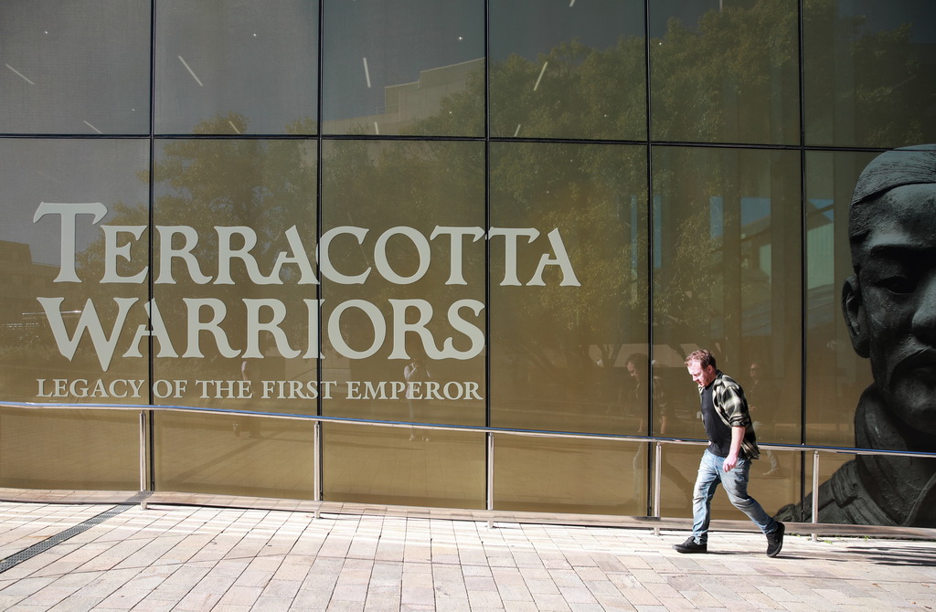 6月25日，一名男子走過澳大利亞珀斯西澳博物館外的展覽宣傳墻。