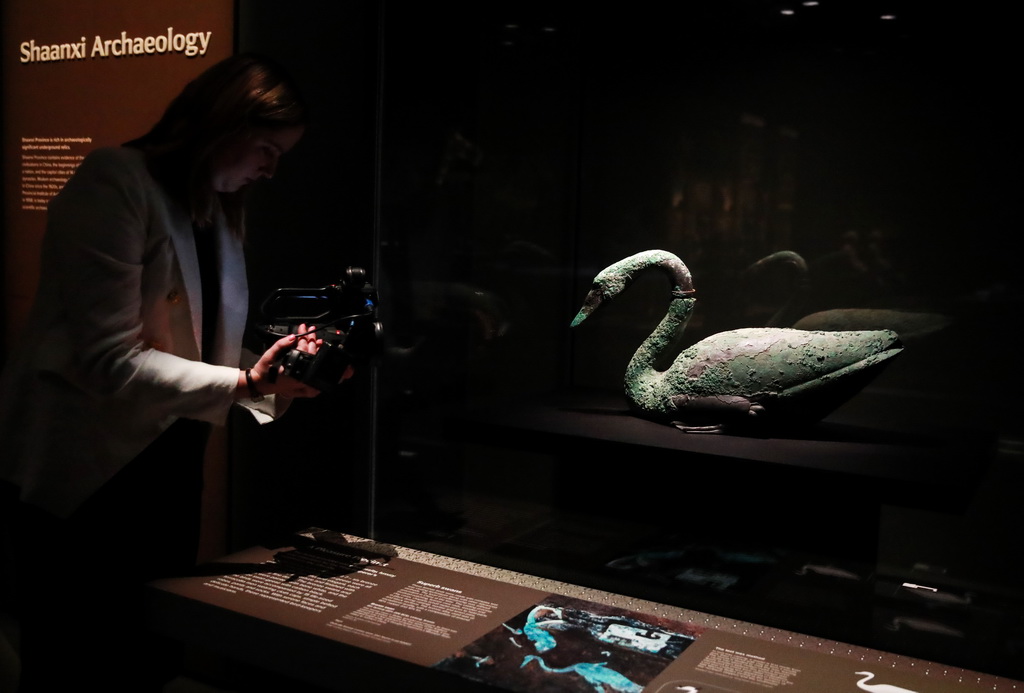 6月25日，媒體人員拍攝在澳大利亞珀斯西澳博物館展出的展品。