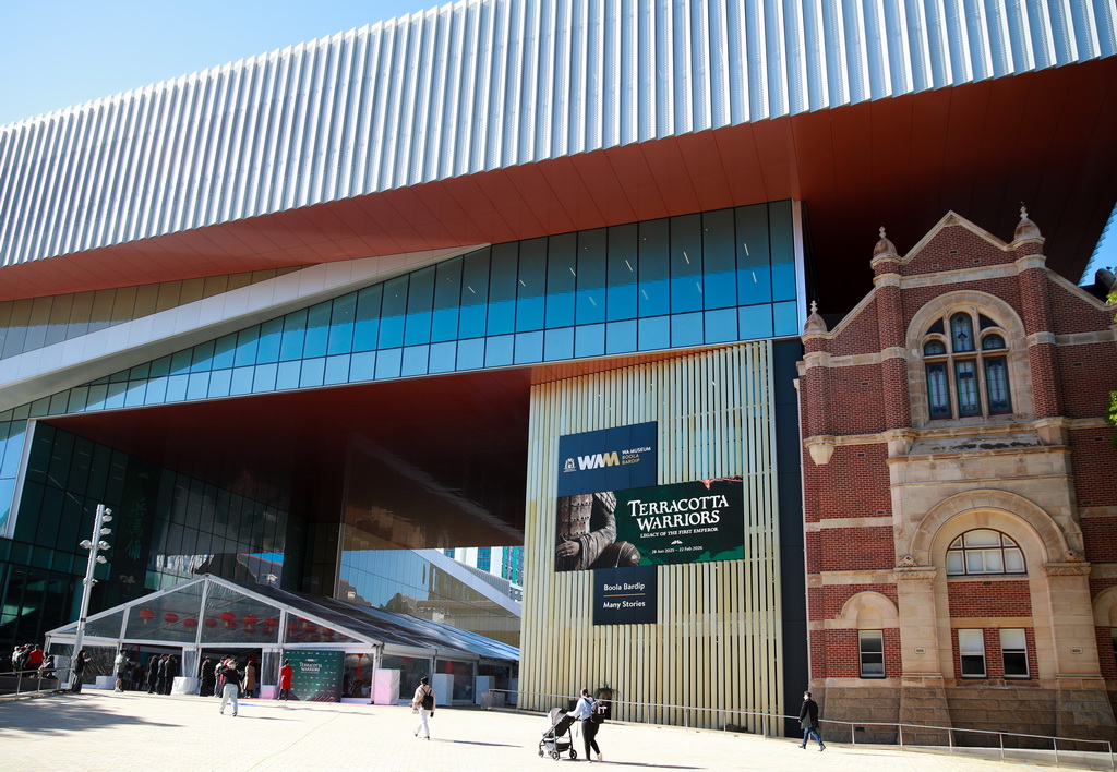 這是6月25日在澳大利亞珀斯西澳博物館外拍攝的展覽宣傳海報。