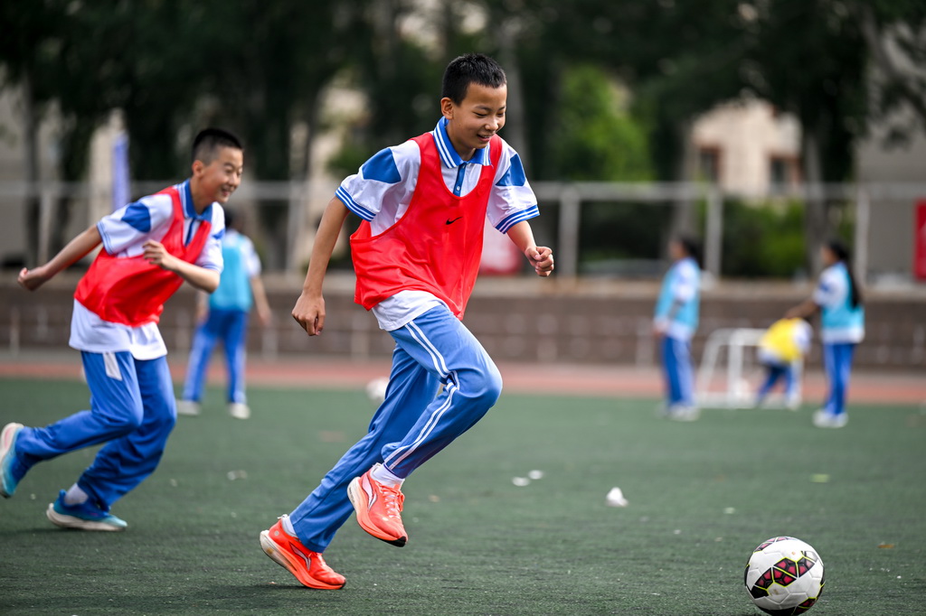 6月25日，中學生們在活動中參加校園足球課。