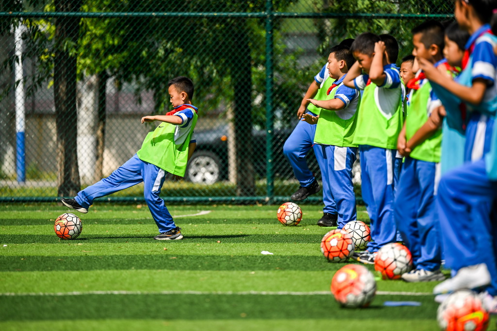 6月25日，小學生們在活動中參加校園足球課。