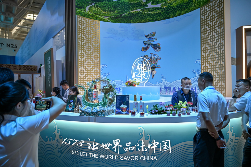 6月25日在國家會展中心（天津）拍攝的第十六屆夏季達沃斯論壇文化之夜現場。新華社記者  孫凡越 攝