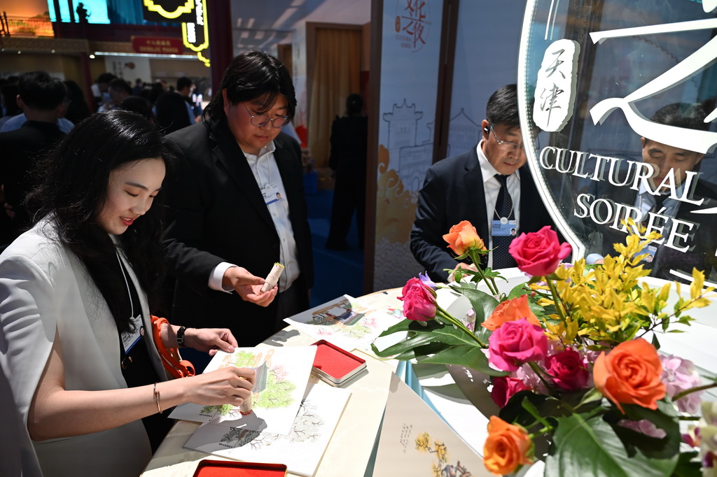 6月25日，在第十六屆夏季達沃斯論壇文化之夜上，嘉賓體驗楊柳青年畫制作。新華社記者 隋尚君 攝