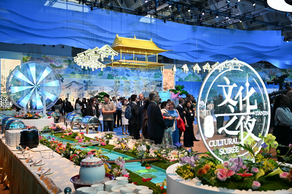 6月25日在國家會展中心（天津）拍攝的第十六屆夏季達沃斯論壇文化之夜現場。新華社記者  孫凡越 攝