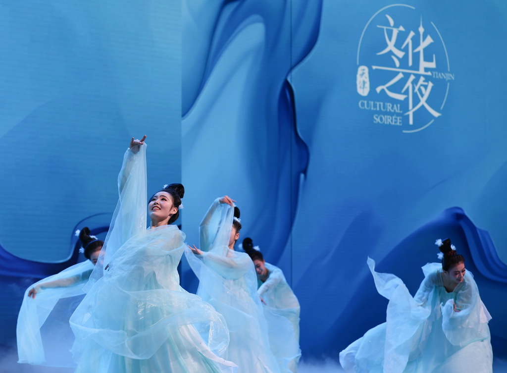 6月25日，演員在第十六屆夏季達沃斯論壇文化之夜上表演。新華社記者 孫凡越 攝