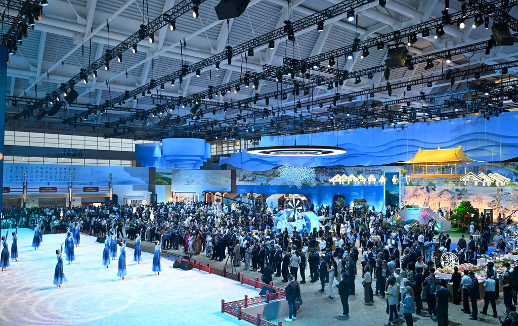 6月25日，嘉賓在第十六屆夏季達沃斯論壇文化之夜上欣賞表演。新華社記者  孫凡越 攝