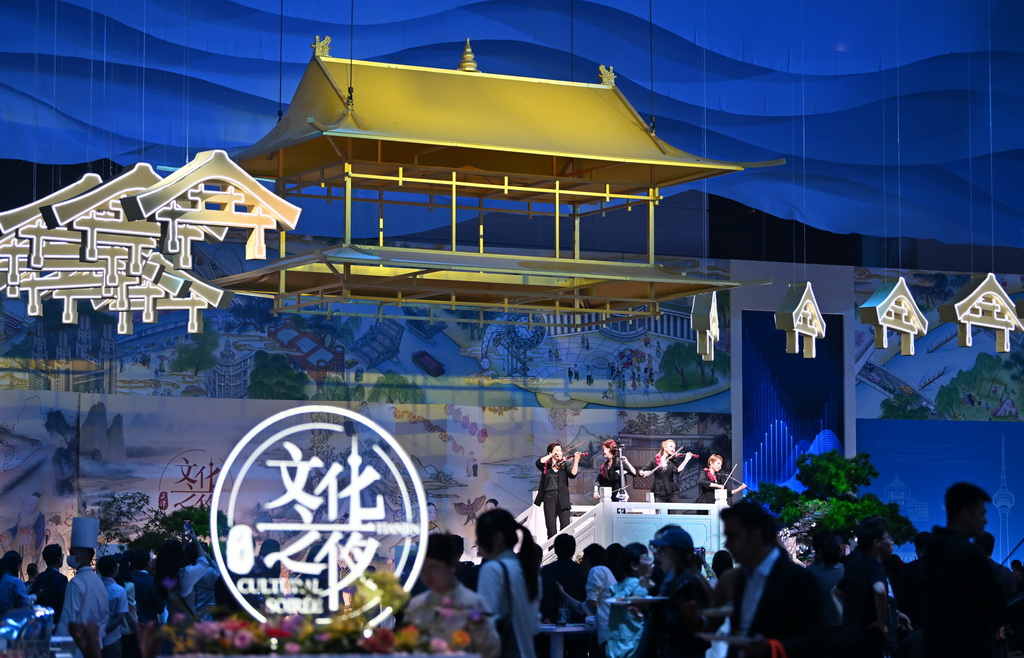 6月25日，演員在第十六屆夏季達沃斯論壇文化之夜上表演。新華社記者 李然 攝