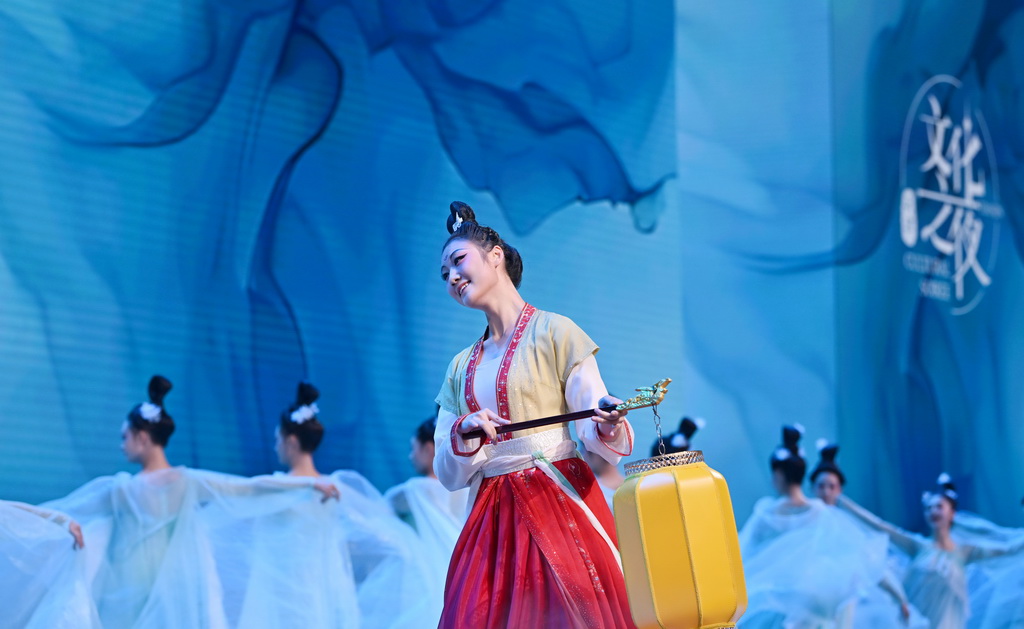 6月25日，演員在第十六屆夏季達沃斯論壇文化之夜上表演。新華社記者 李然 攝