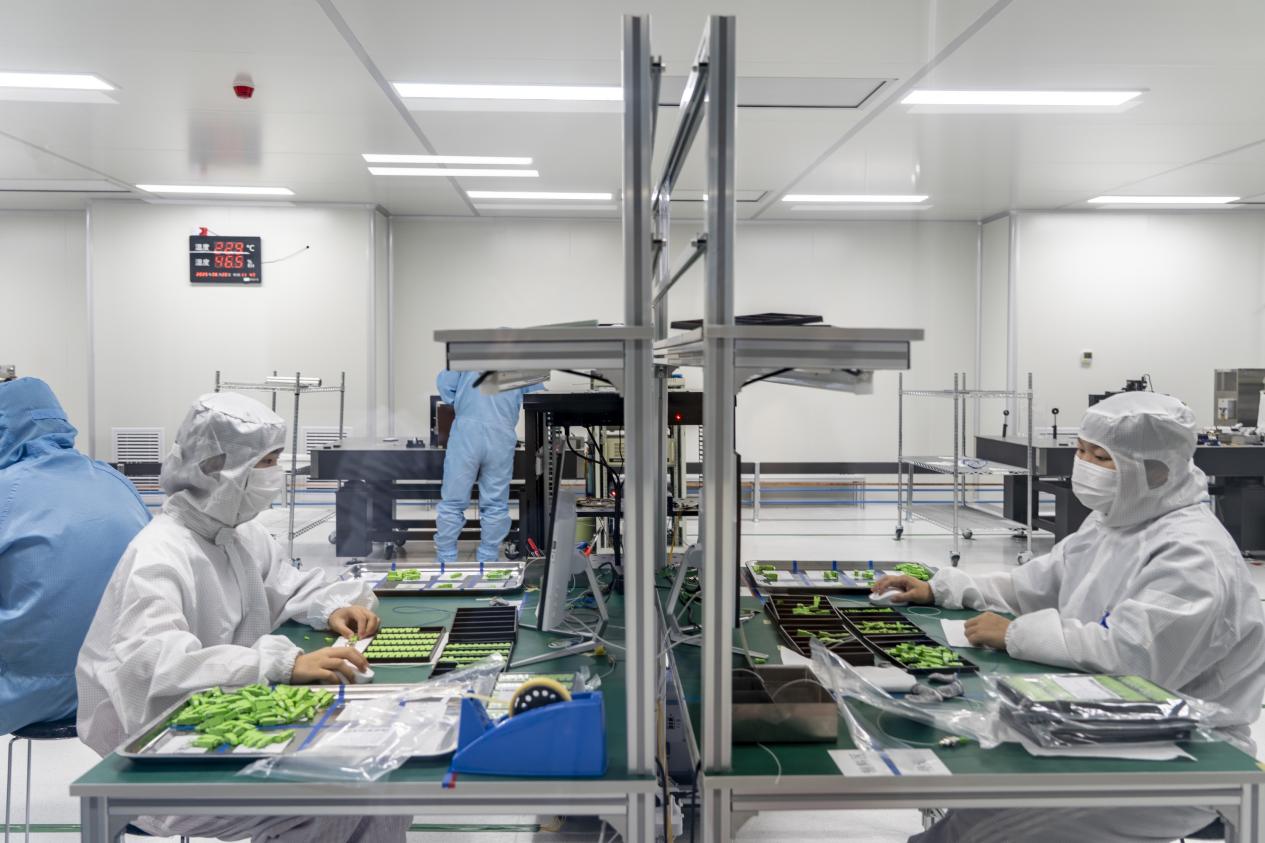 工作人員在驛路通研發中心對自研器件進行性能測試。王劍攝