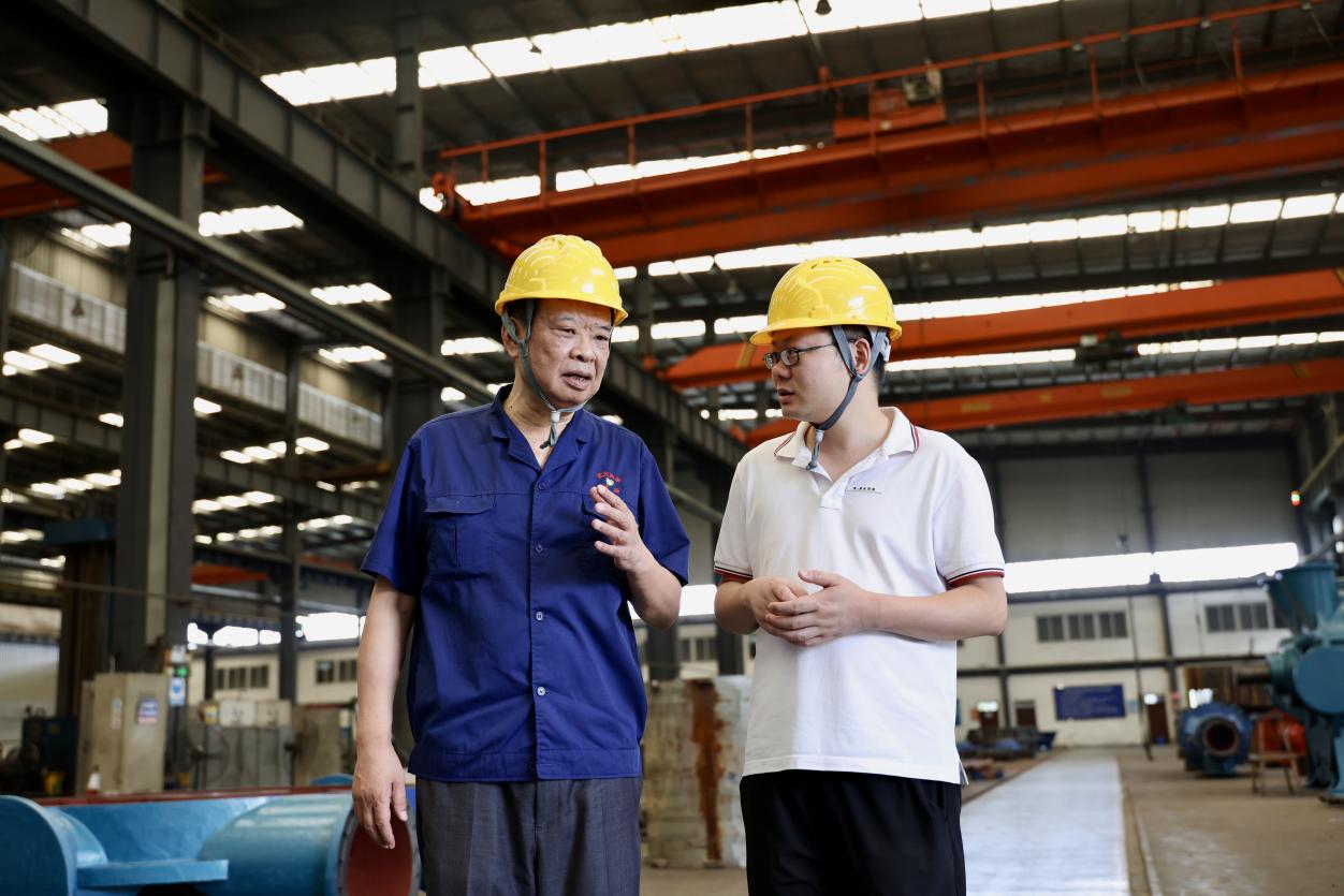 武漢特種工業泵廠與眾邦銀行相關負責人進行現場交流。蔣雨師攝