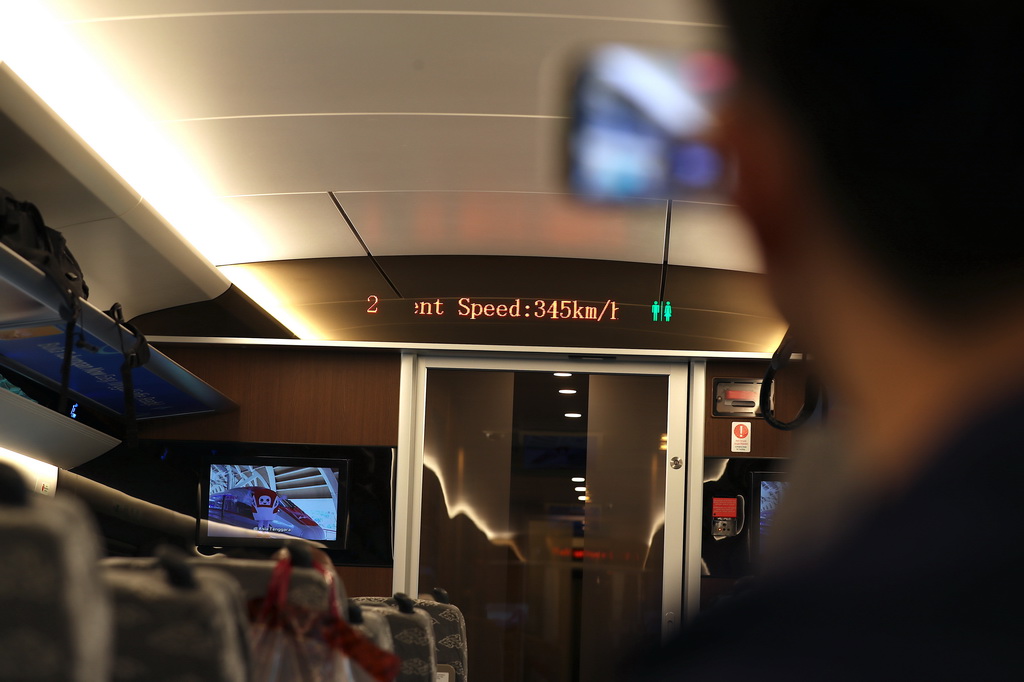 6月19日，一名乘客在行駛中的雅萬高鐵車廂內拍攝列車時速。