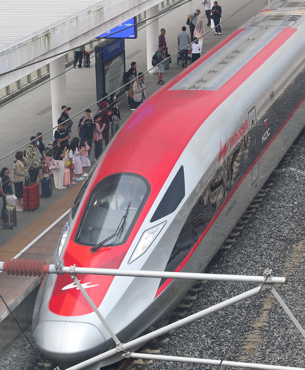 6月19日，在印度尼西亞帕達拉朗，乘客在雅萬高鐵帕達拉朗站候車。