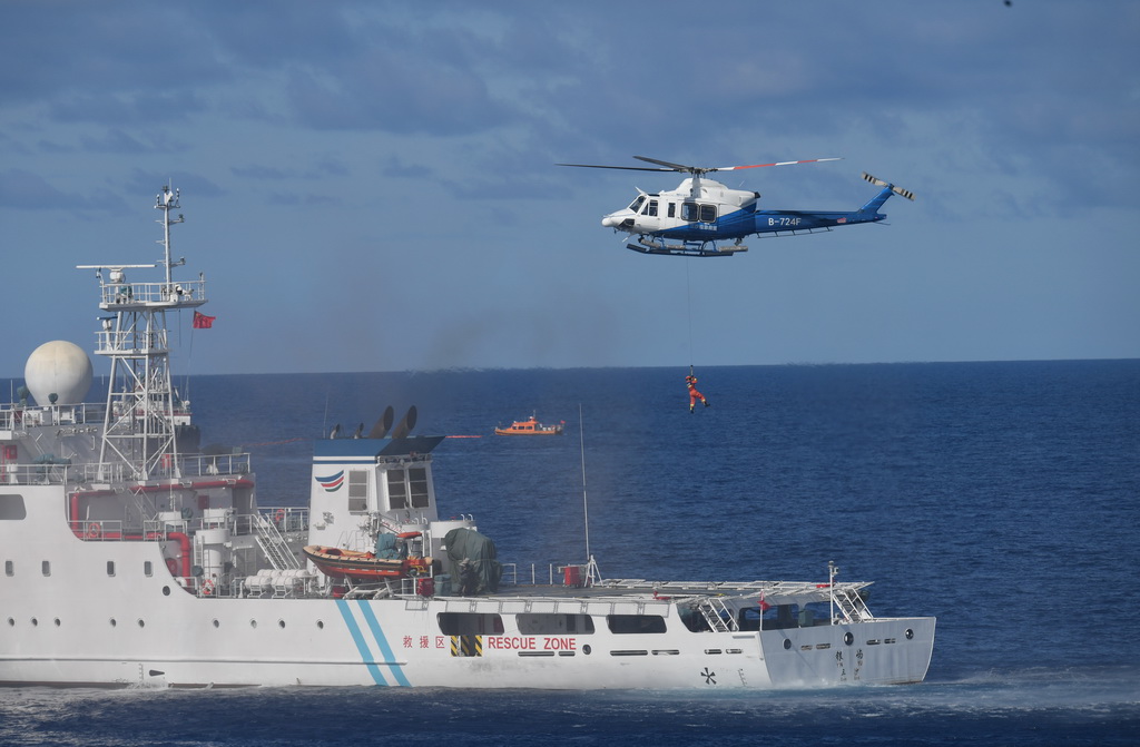 6月26日，救助直升機和船舶在西沙永興島附近海域開展協同演練。