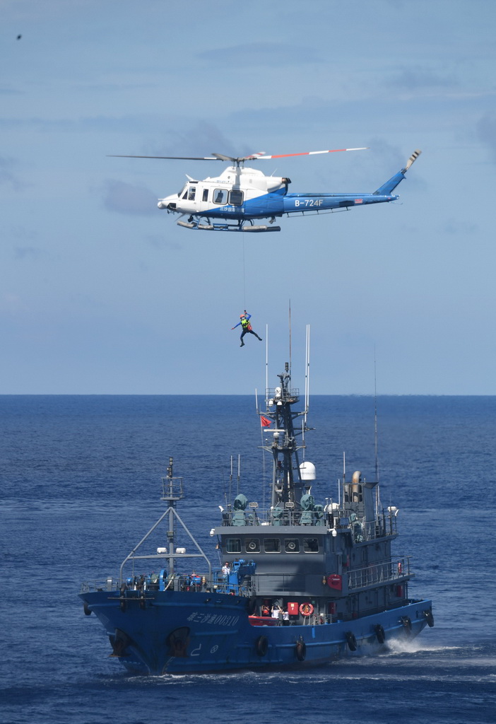 6月26日，救助直升機模擬救助受傷船員。