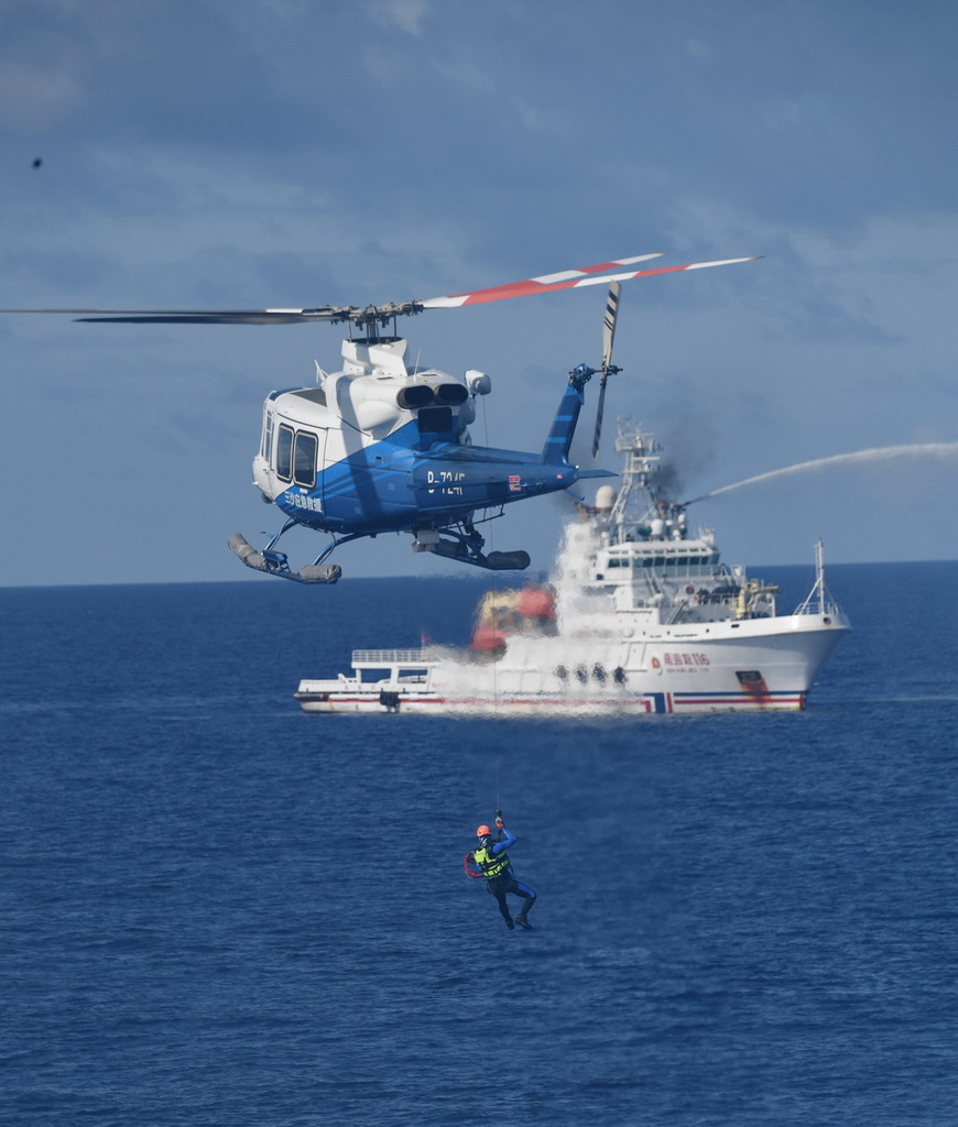 6月26日，救助直升機和船舶在西沙永興島附近海域開展協同演練。