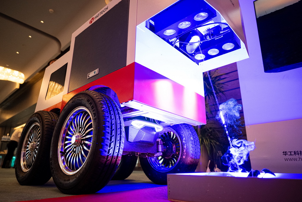 國內首臺全天時智能激光除草機器人發布