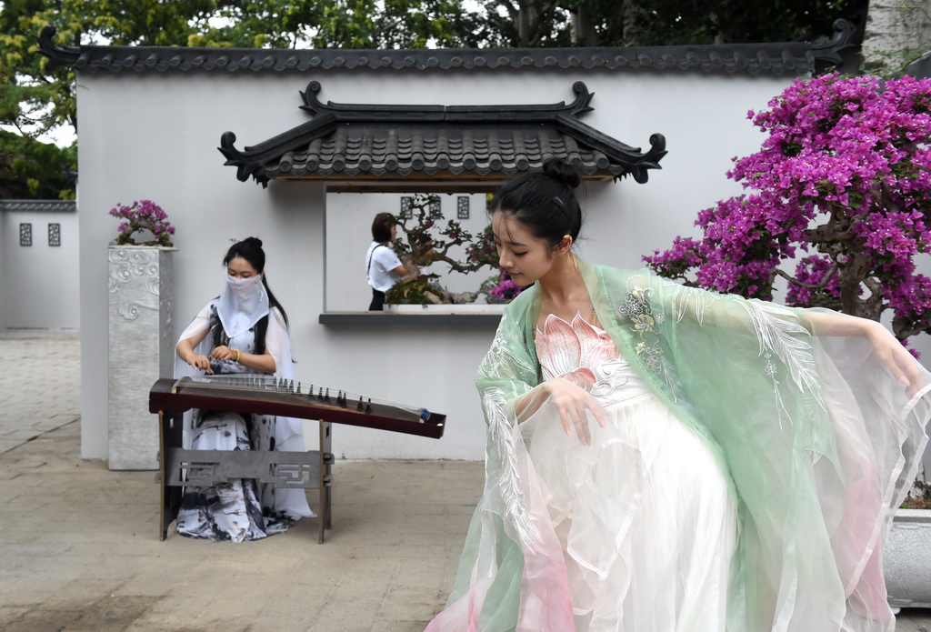 6月28日，表演者在圓明園“荷韻梅芳 御苑雙姝”雙花展現場演奏、舞蹈。