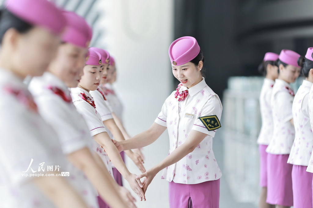 重慶:集中培訓服務暑運【2】