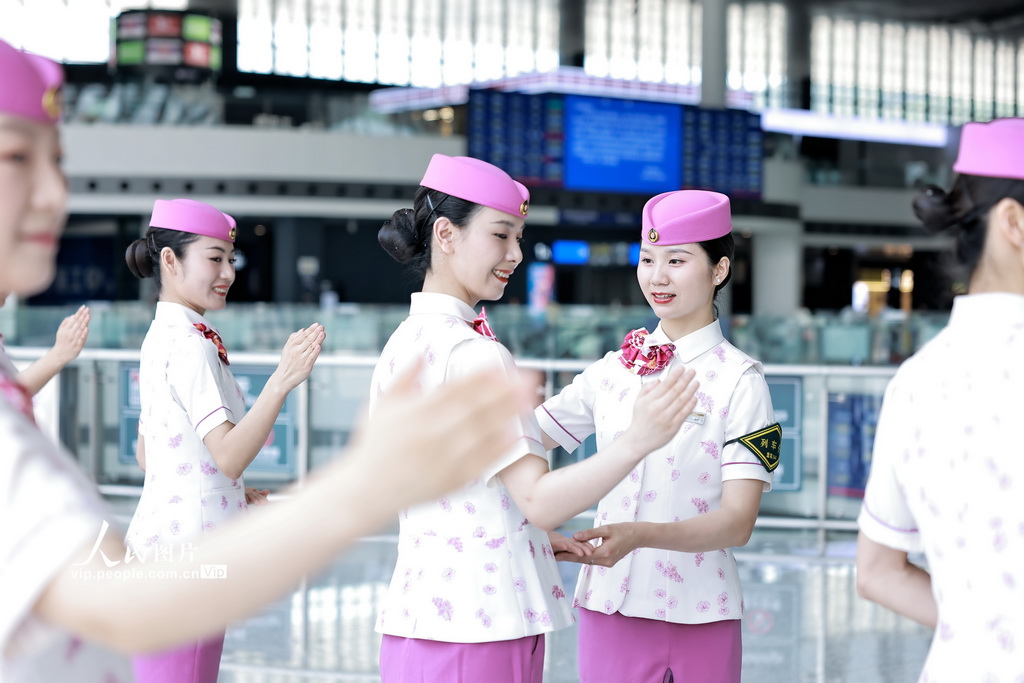 重慶:集中培訓服務暑運【4】