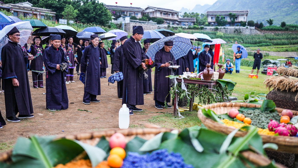 6月30日，當地布依族群眾在六盤水市六枝特區牂牁江畔參加傳統民俗活動。