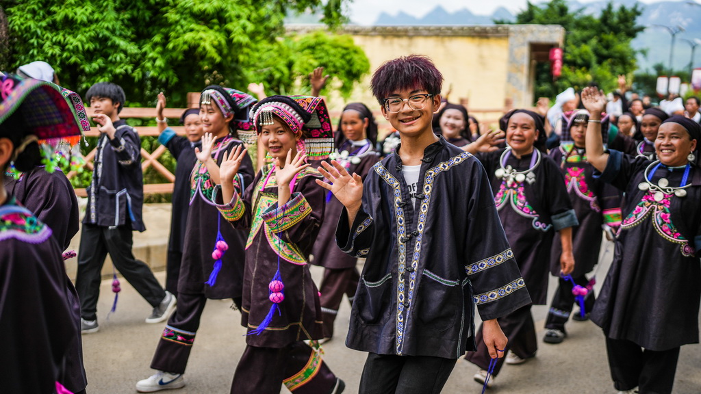 六盤水市六枝特區牂牁鎮的布依族群眾在進行巡游（6月29日攝）。