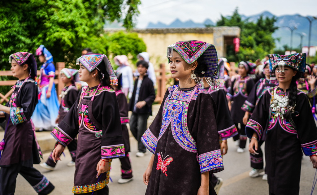 六盤水市六枝特區牂牁鎮的布依族群眾在進行巡游（6月29日攝）。