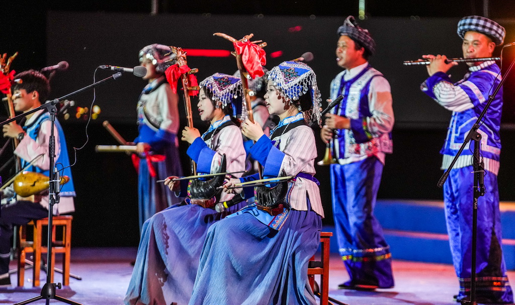 黔西南布依族苗族自治州的布依族群眾在表演《八音坐唱》（6月29日攝）。