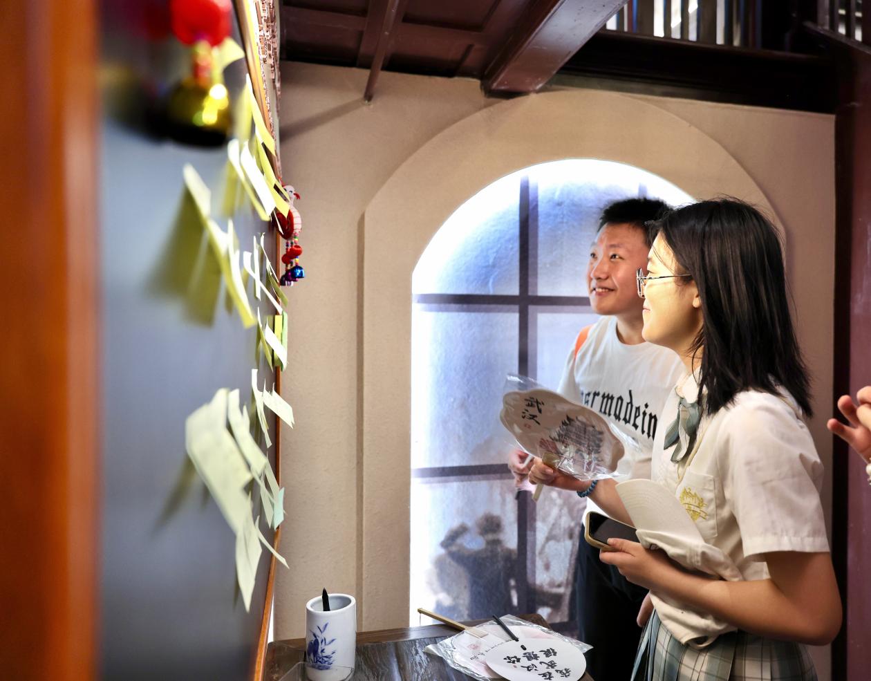 游客們紛紛在留言板前駐足。蔣雨師攝